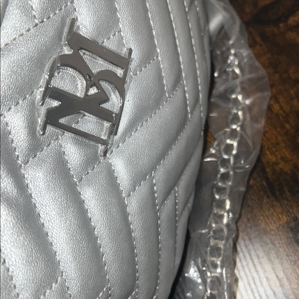NWT Badgley Mischka Silver Metallic Quilted Crossbody Bag - Picture 7 of 7